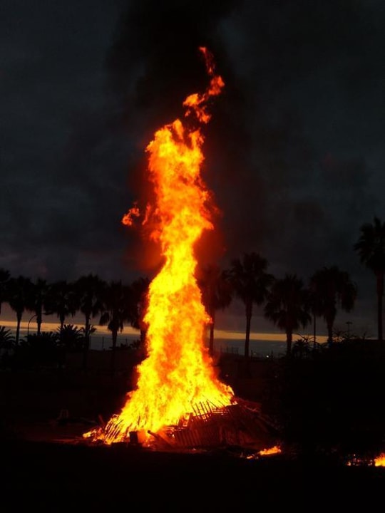 Johannesfeuer  / Sperrmüllverbrennung Hotel Puerto Palace