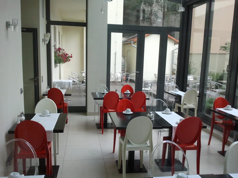 Frühstücksraum, im Hintergrund die Terrasse Red & Blue Design Hotel Prague