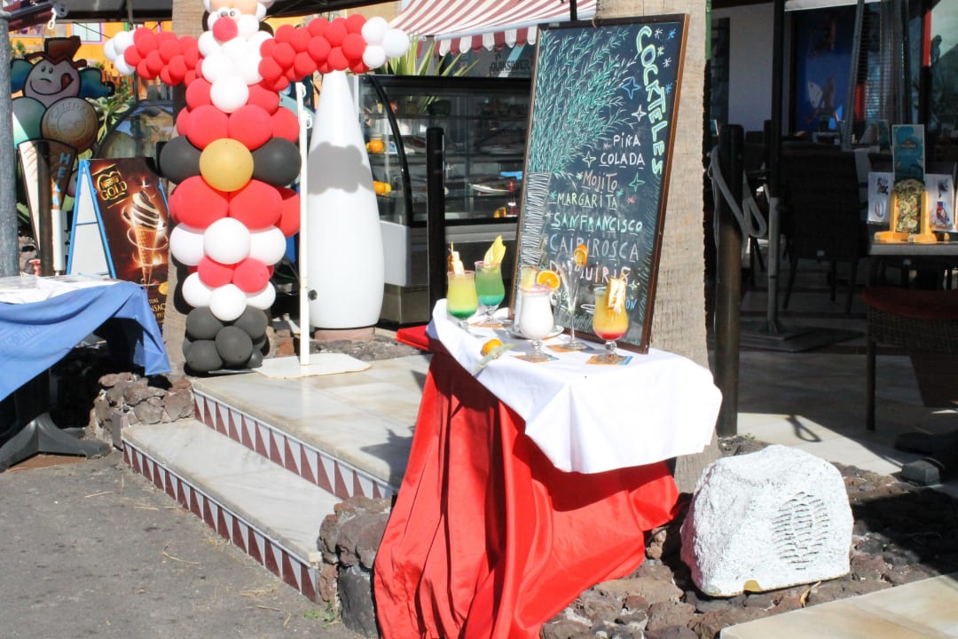 Eine der Bars vor dem Hotel Parque Santiago IV Official