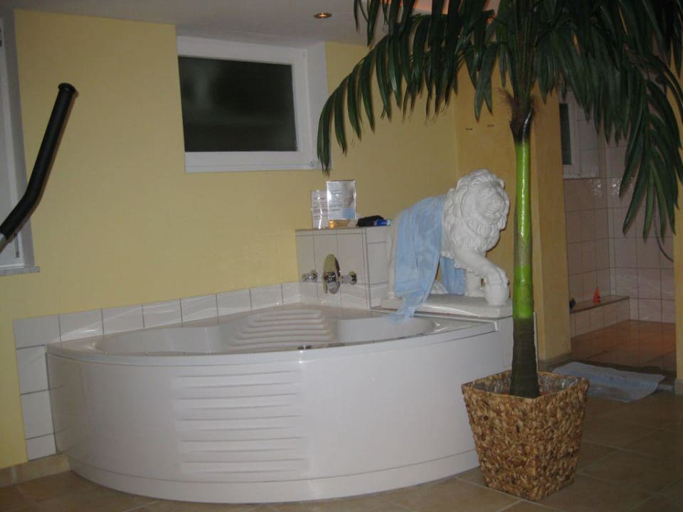 Saunabereich mit Wirlpool BLOCK Hotel & Living