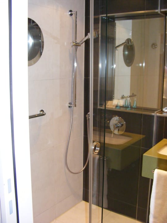 Sanitärbereich mit großzügiger Dusche Hotel Neptun