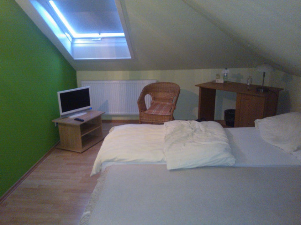 Doppelbett, Fernseher, Schreibtisch, Sessel Hotel am Flugplatz