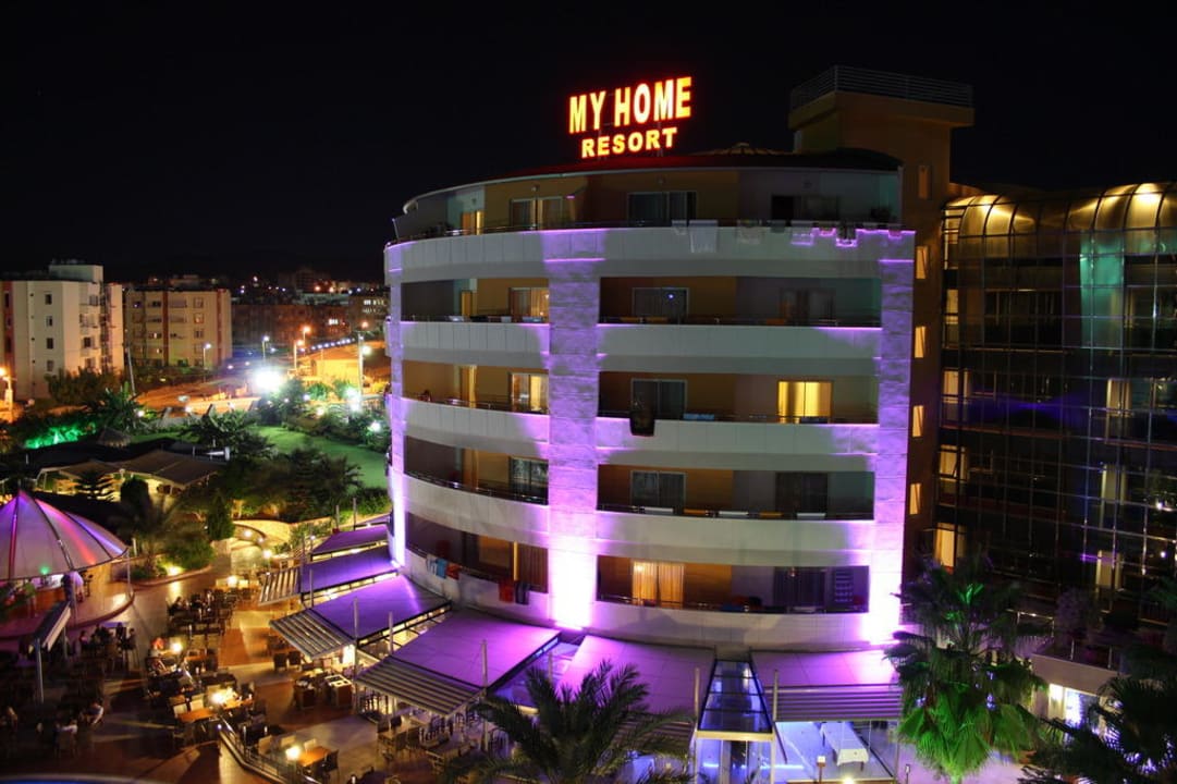 Hotel bei Nacht My Home Resort