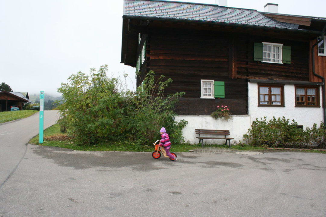 Nachbarhaus Bushaltestelle Gästehaus Boersch