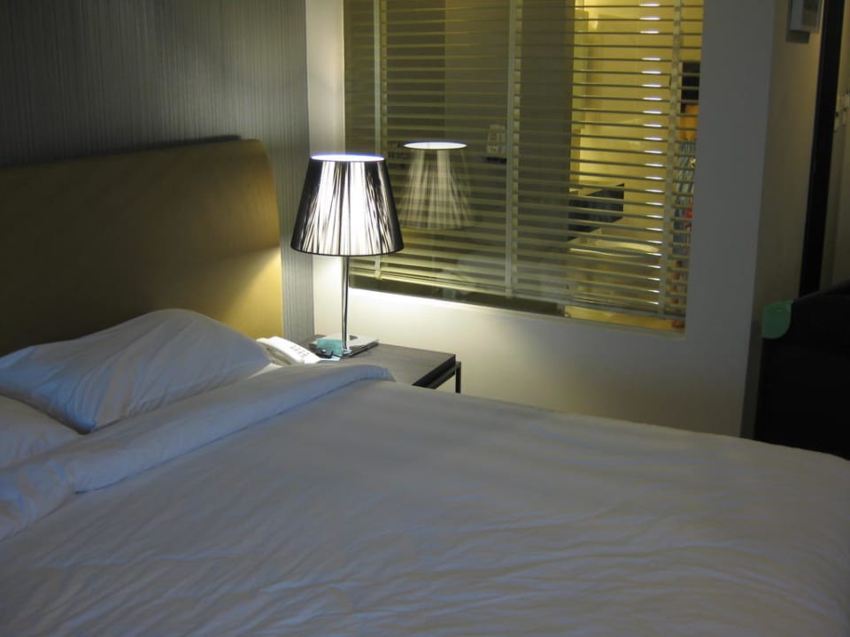 Fenster zur Dusche Hotel Mida City Resort Bangkok