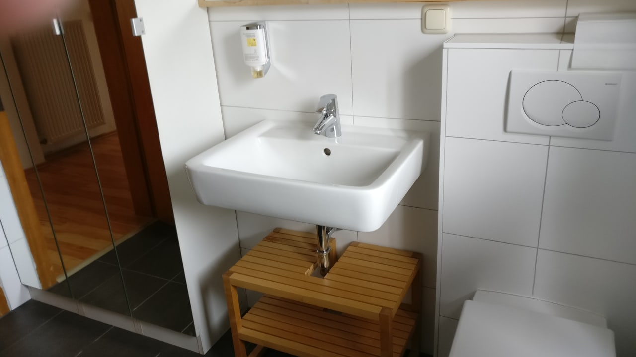 Waschbecken, Toilette und Badezimmerschrank Landhaus Stümpelstal