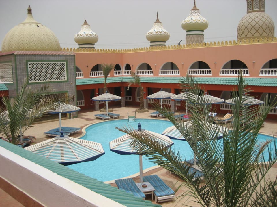 Blick vom Balkon auf einen Ruhe-Pool Pickalbatros Alf Leila Wa Leila Resort - Neverland Hurghada
