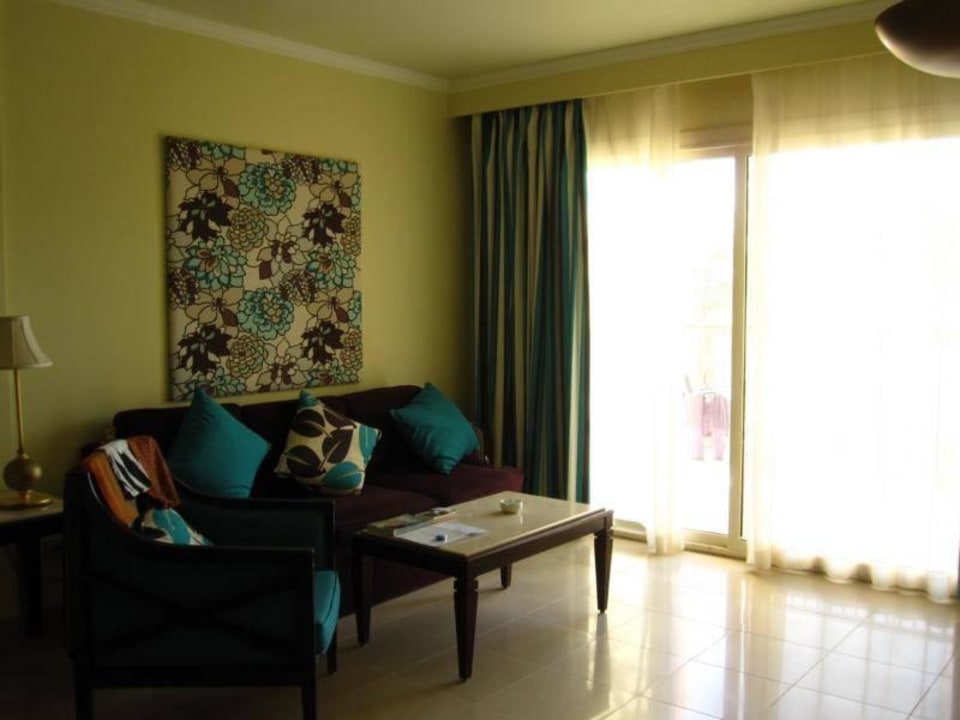 Ein geräumiges Wohnzimmer SUNRISE Cardina Resort