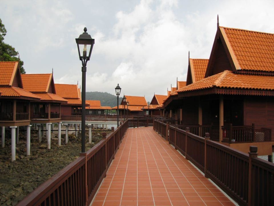 Steganlage der Wasserchalets Berjaya Langkawi Resort