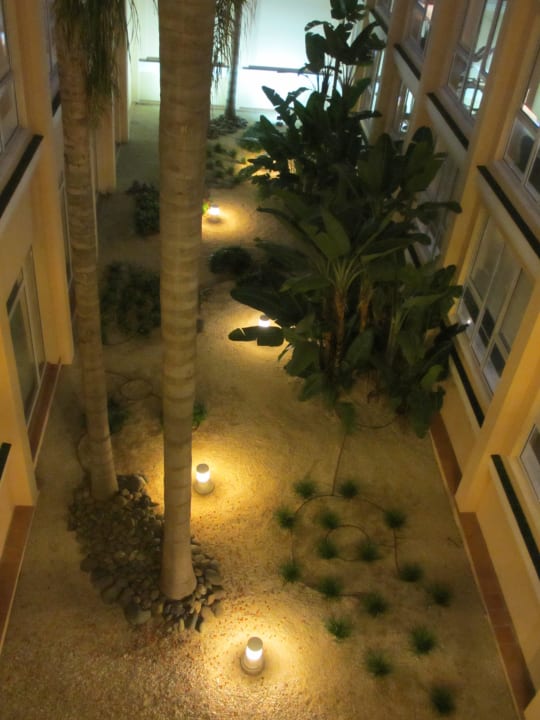 Abendlich illuminierter Atrium-Innenbereich Hipotels Playa la Barrosa