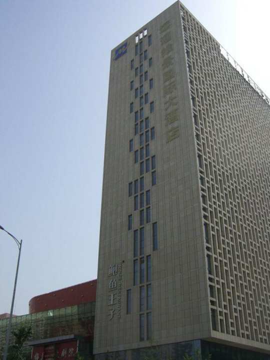 Außenansicht links Hotel Grand Metropark