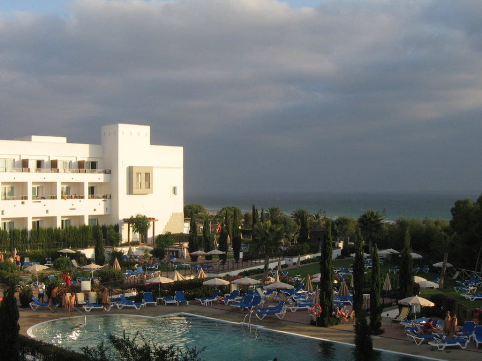 Pool- und Meerblick mit Gewitterwolken Fuerte Conil-Resort