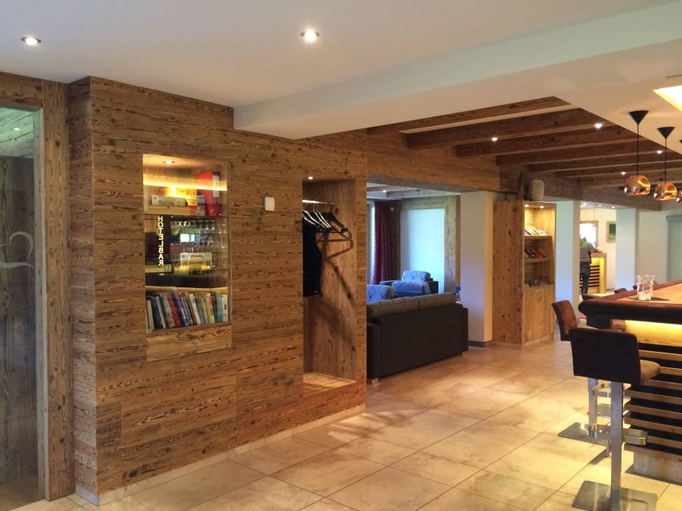 Blick zur Bar / Eingang / Rezeption Hotel Taxerhof
