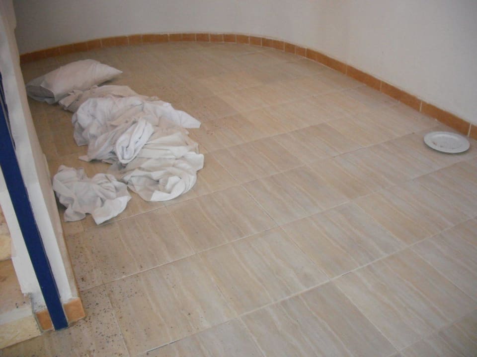 Neben der Treppe zum Zimmer Hotel Yara Beach Club