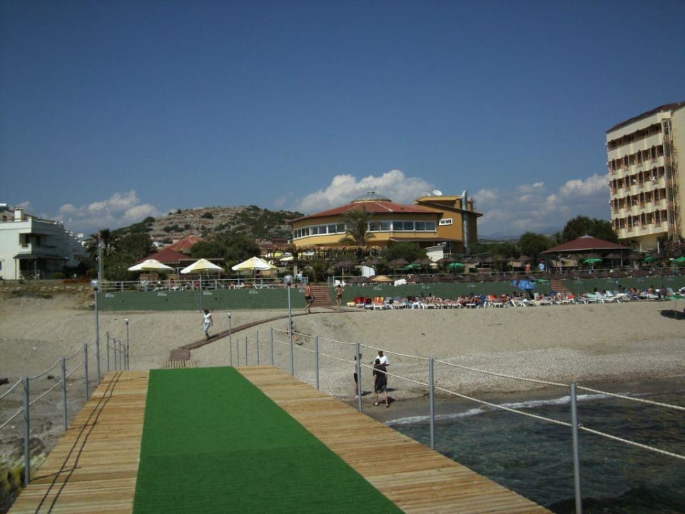 Blick vom Steg auf das Hotel Club Dizalya