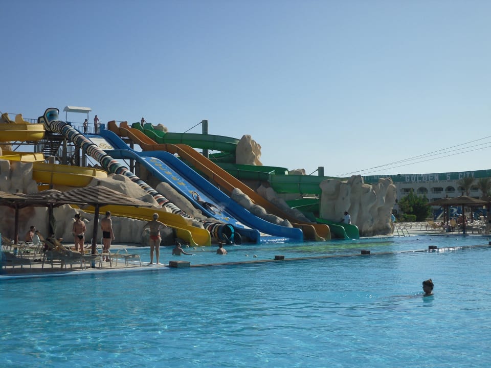 Grosses Schwimmbecken mit Rutschen Blend Club Aqua Resort