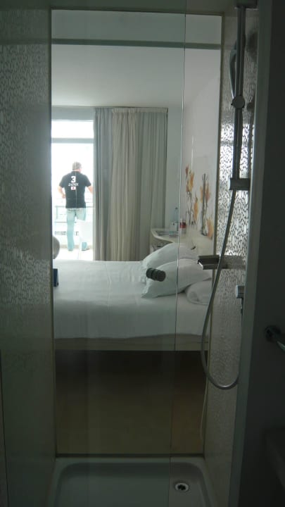 Vom Bad durch Dusche ins Zimmer geknipst  Iberostar Waves Bahia de Palma