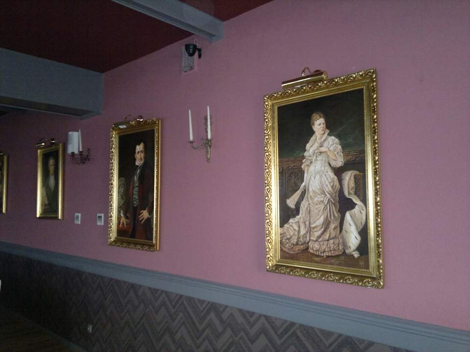 Ściany ozdobione są obrazami Hotel Palac