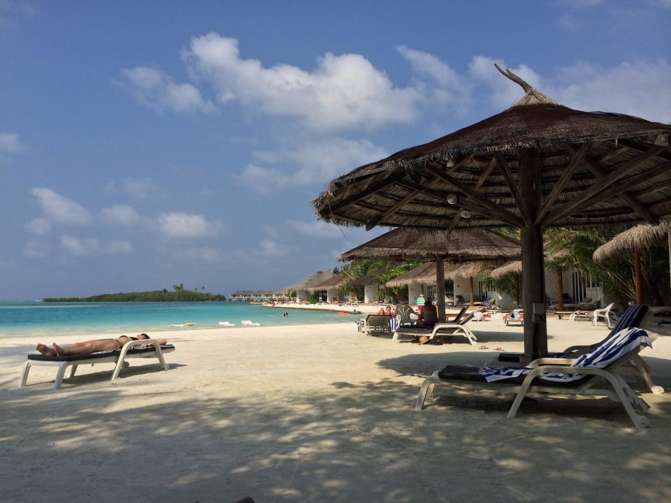 Ruhiger Strand an der Lagune Cinnamon Dhonveli Maldives