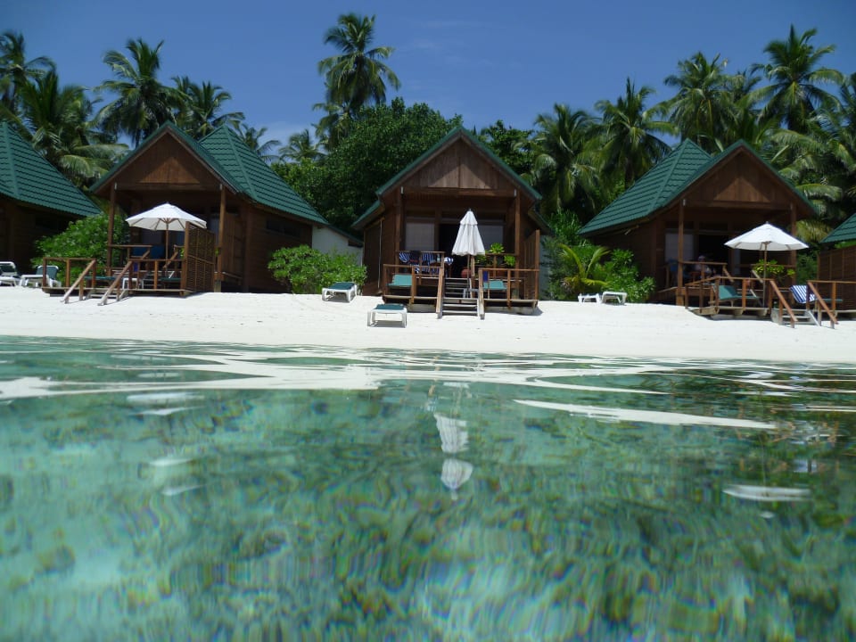 Am Strand vor der Villa Meeru Maldives Resort Island