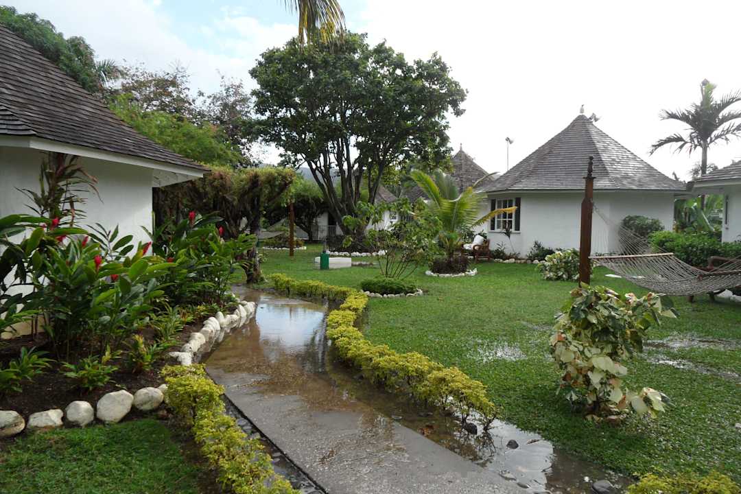Gartenbungalows im Regen Grand Muthu Club Caribbean Runaway Bay