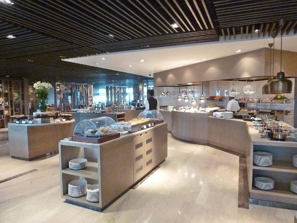 Frühstück im Cafe Knosh The Leela Ambience Convention Hotel Delhi