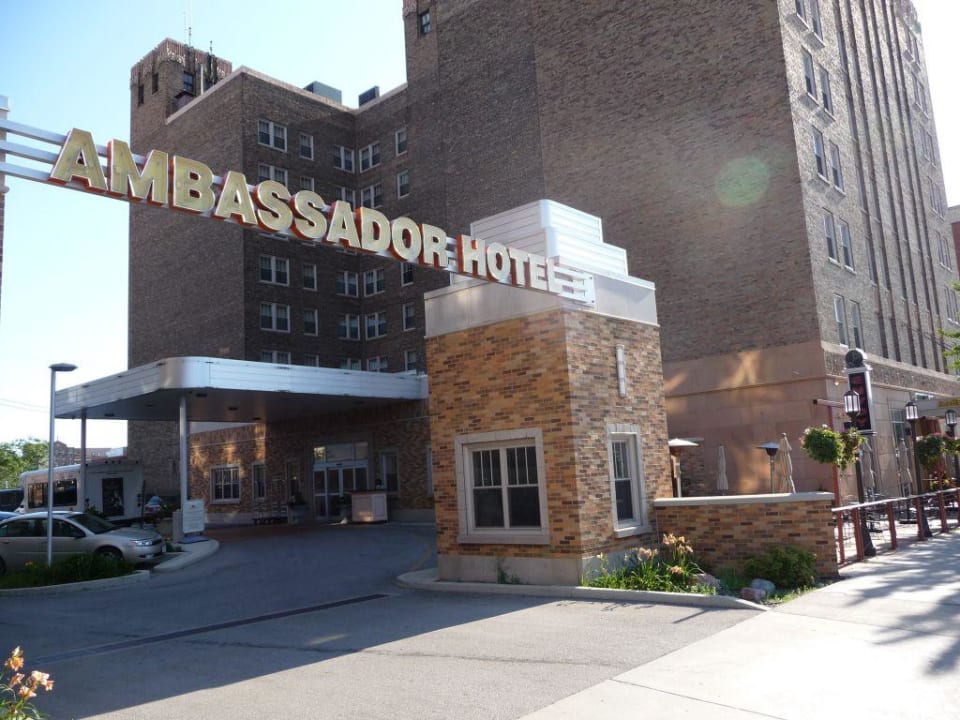 Einfahrt Ambassador Hotel Milwaukee, Trademark Collection by Wyndham