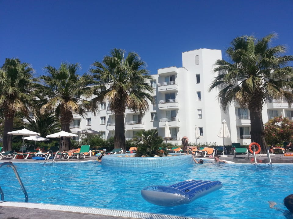 Pool mit Blickrichtung zum Nachbarhotel allsun App.-Hotel Orient Beach