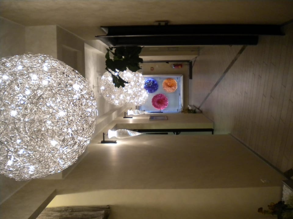 Der Flur zum Restaurant im Hotel Parc Hotel Germano Suites