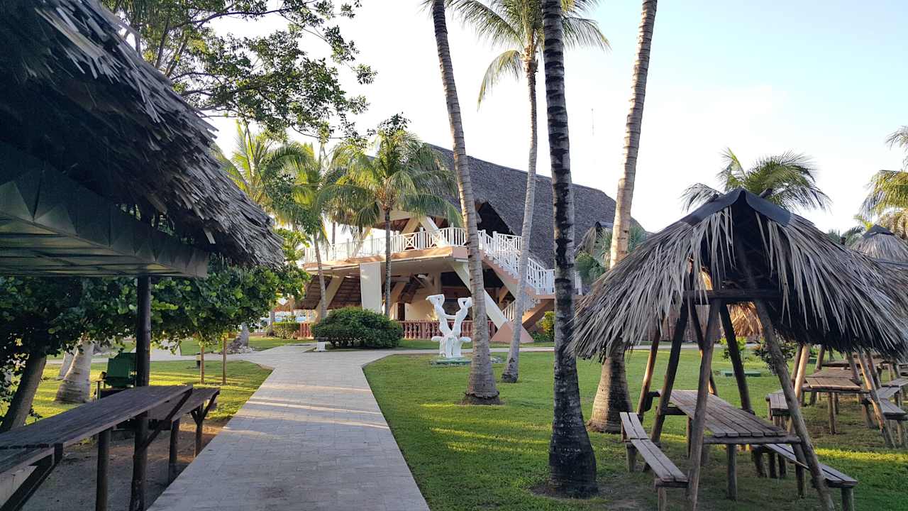 Blick Richtung Pool / Restaurant Melia Las Antillas - Adults only