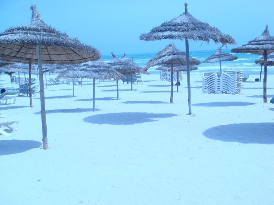 Sonnenschirme am Strand Djerba Plaza Thalasso & Spa
