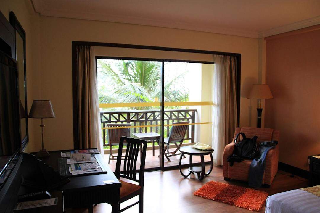 Blick durch das Zimmer bis zum Balkon Hotel Nexus Resort Karambunai