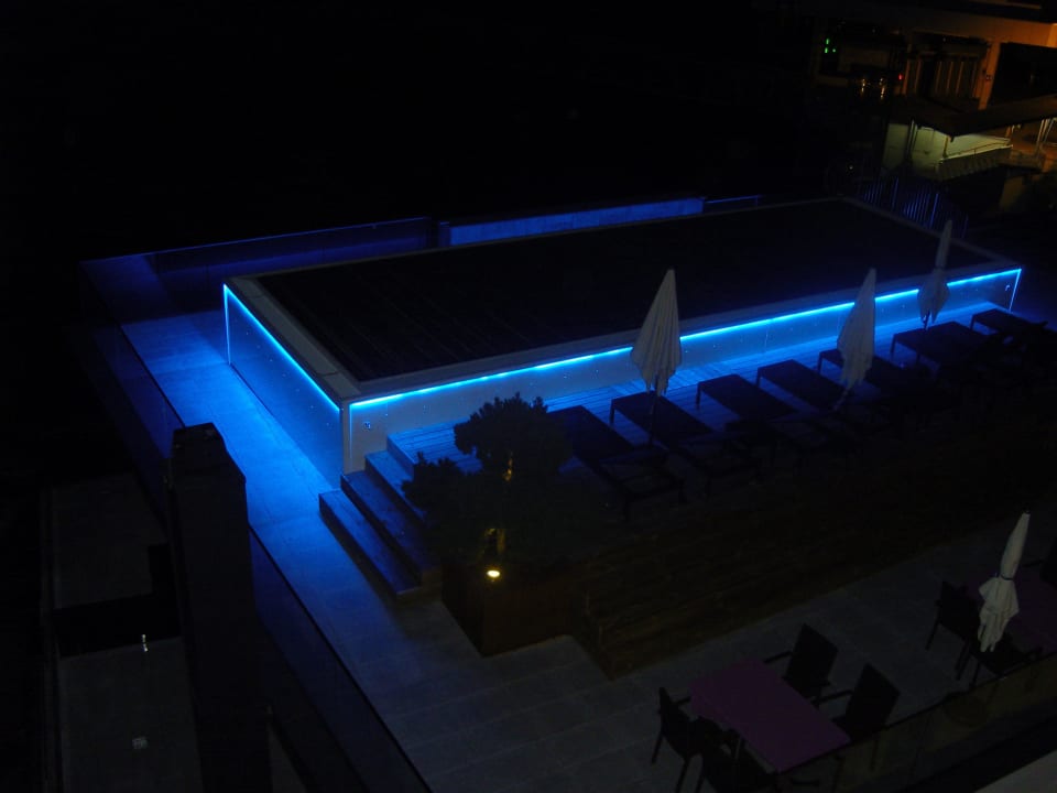 Panoramapool in der Nacht Hotel Fliana