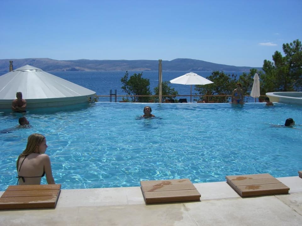 Am Pool des Resorts Wyndham Grand Novi Vinodolski Resort - The View & Family Apartments