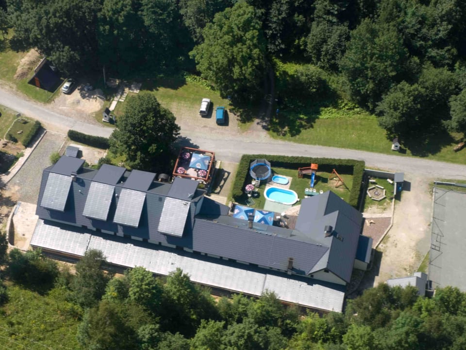 Letecky pohled na hotel Horsky Hotel Snezenka
