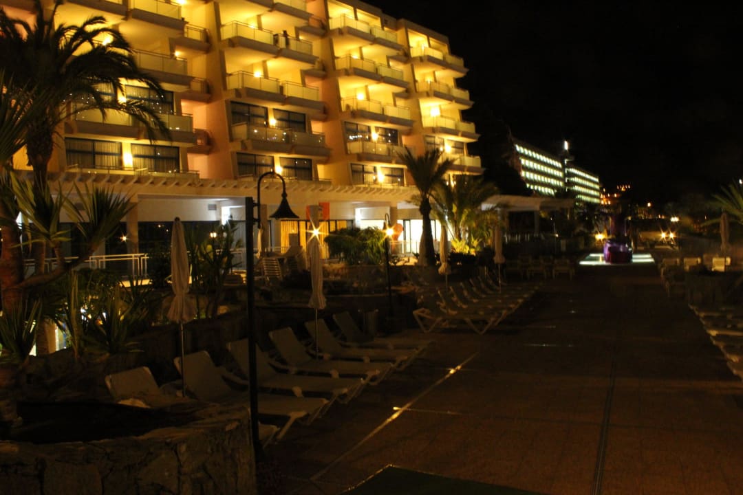 Garten/ Poolbereich bei Nacht Princess Taurito