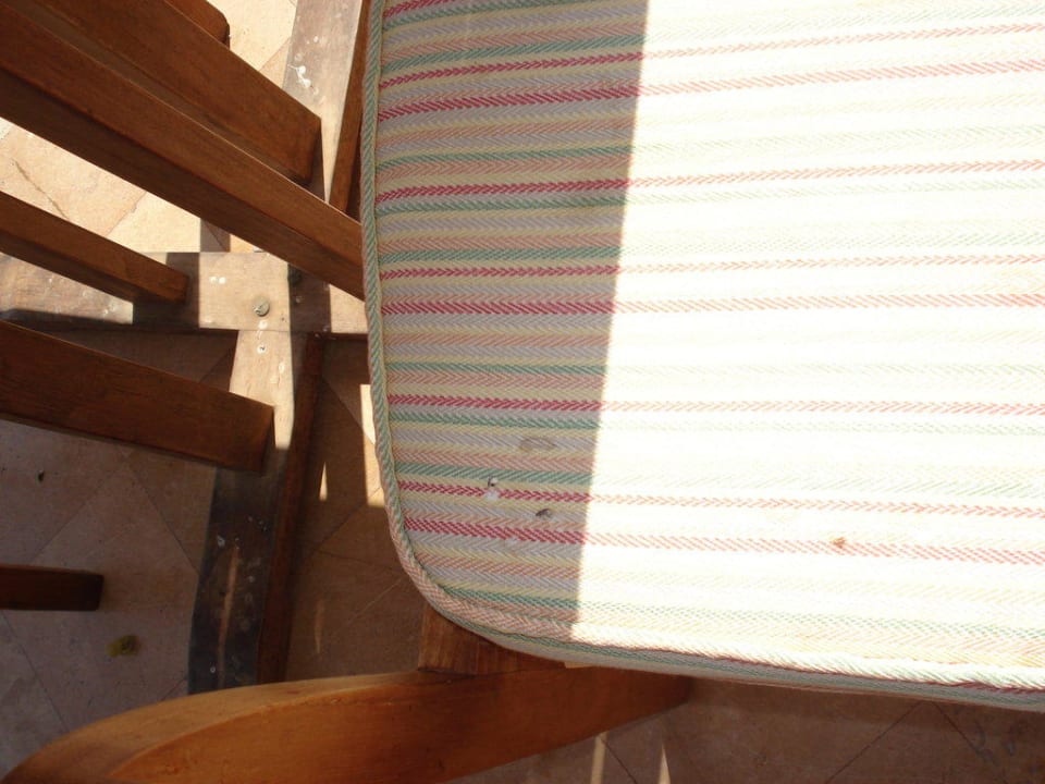 Vogelkot auf Essstuhl Radisson Blu Resort, El Quseir