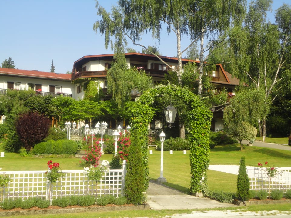 Hotel von Straßen/Seeseite geknipst Hotel Krainz