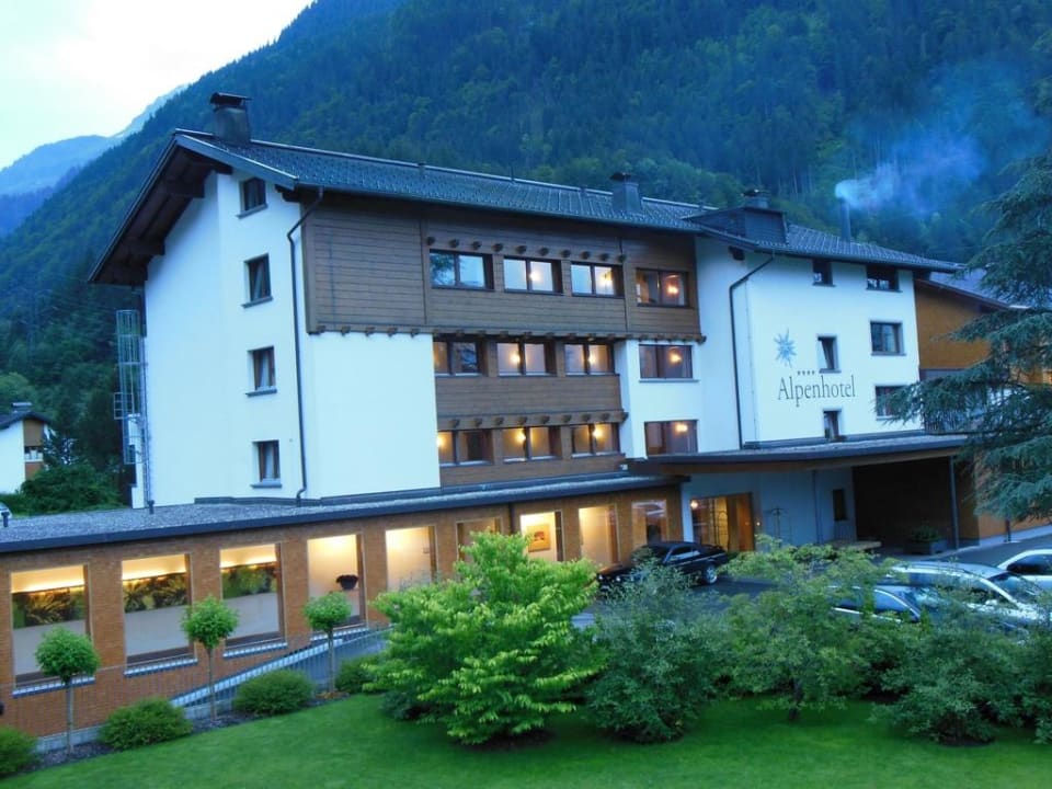 Ansicht abends Alpenhotel Montafon