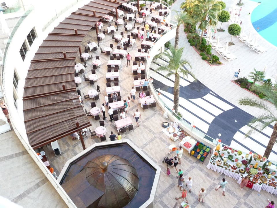 Blick auf die Außenanlage des Restaurants Saphir Resort & Spa
