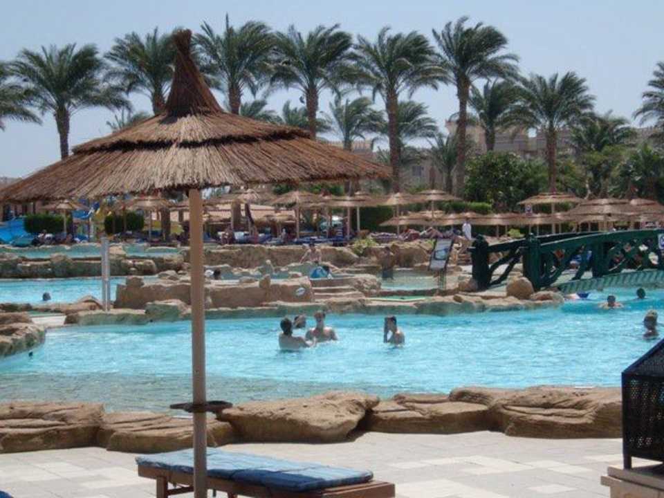 Poolanlage hinter dem Haupthaus Beach Albatros Resort