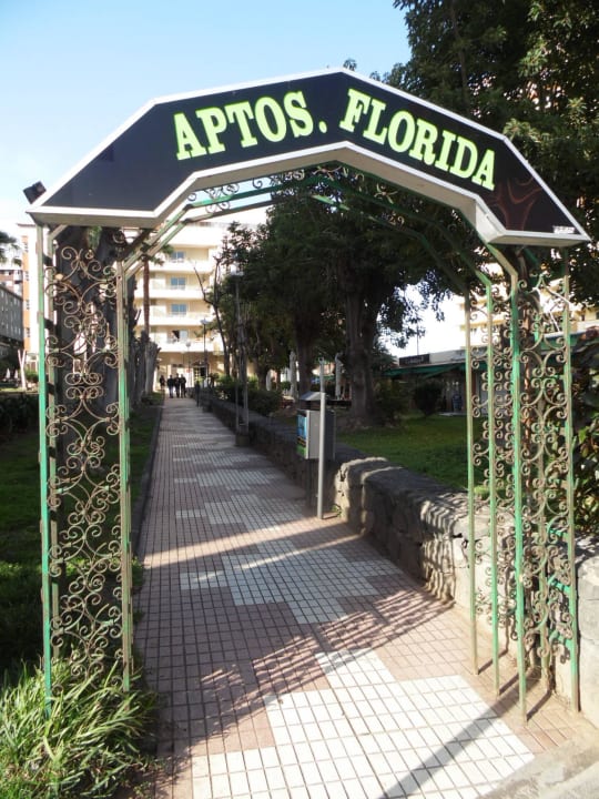 Tor zur Gartenanlage mit Hotel rückwärtig Be Smart Florida