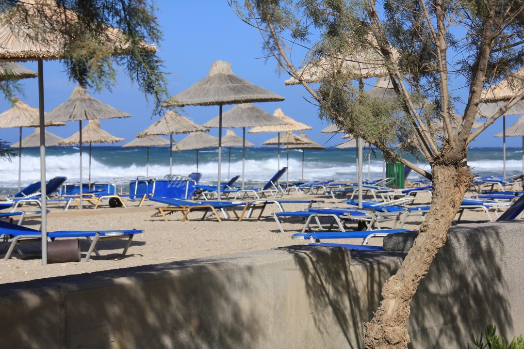 Podczas sztormu Anissa Beach & Village