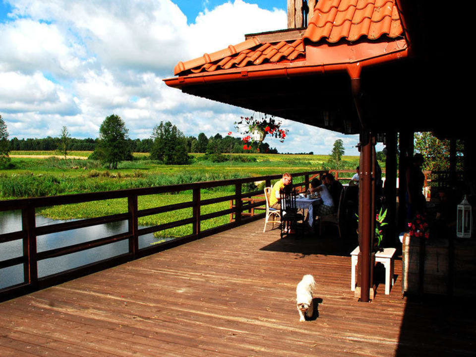 Kiedy aura sprzyja śniadanie serwujemy na tarasie Dwór Stanica Rzeczna Łabędzie