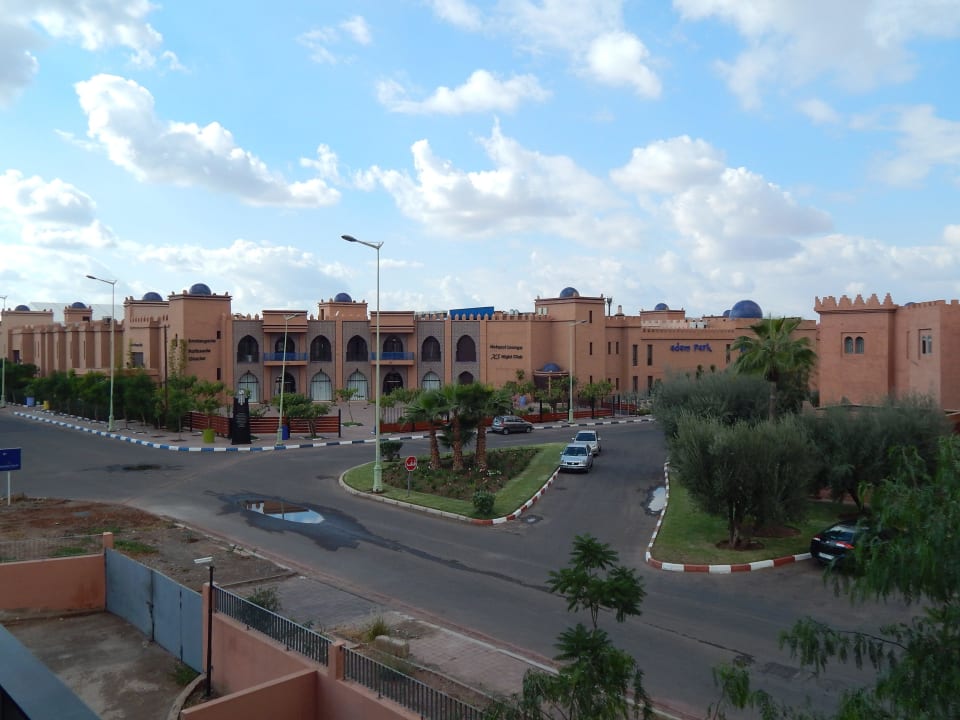 Blick vom Zimmer auf umliegende Hotels Hotel Rawabi Marrakech & Spa