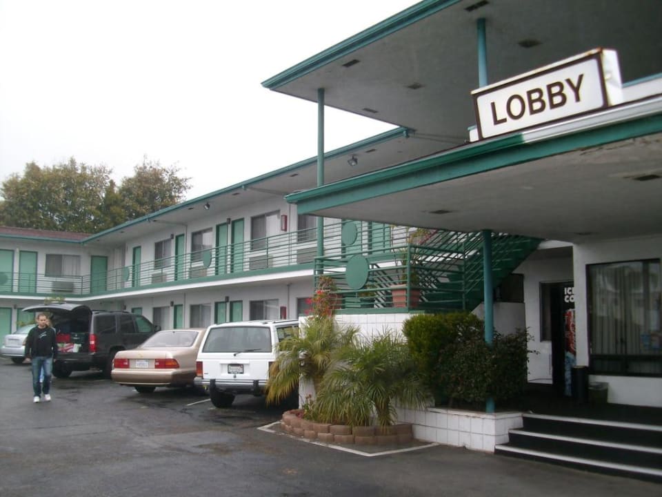 Parkplatz und Eingang Hotel Travelers Beach Inn