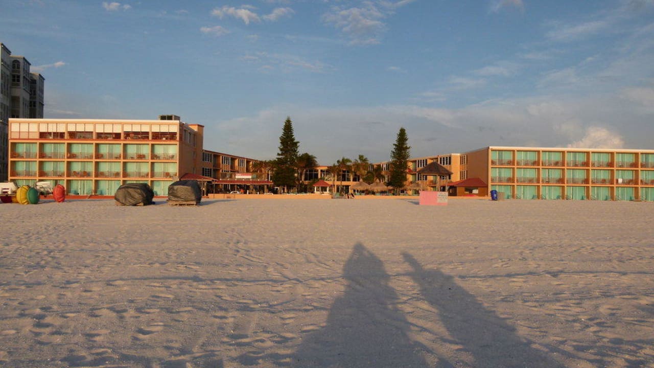 Das Dolphin vom Strand aus gesehen Hotel Dolphin Beach Resort