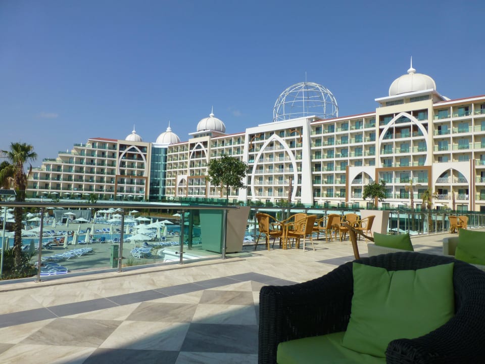 Poolblick von der Terrasse der Lobby-Bar Alan Xafira Deluxe Resort & Spa