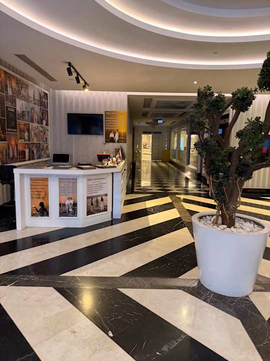 Lobby Azura Deluxe Resort & Spa Hotel