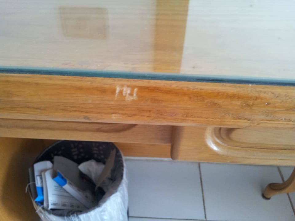 Kaputte Möbel Desert Rose